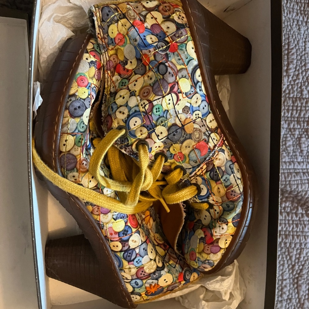 Art Shoes with Button Pattern - Picture 4 of 4